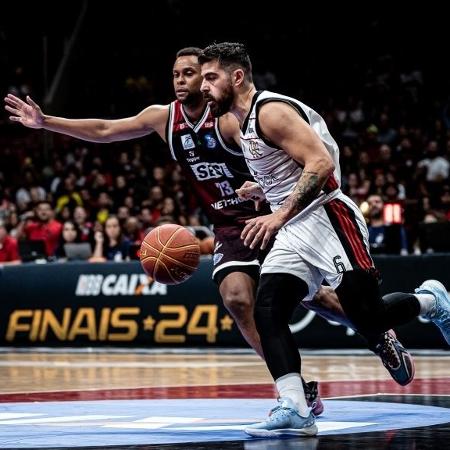 Jogadores de Flamengo e Sesi-Franca em ação no jogo 1 das finais do NBB