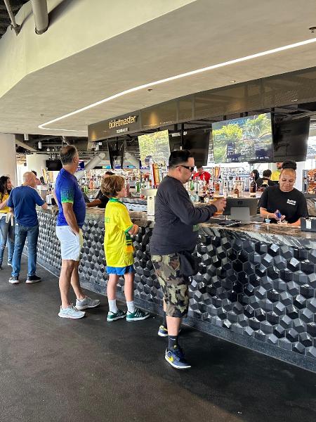 Uma das lanchonetes do So-FI Stadium antes do Brasil x Costa Rica pela Copa América