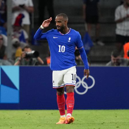 Lacazette comemora gol marcado pela França durante jogo contra os EUA, nas Olimpíadas de Paris-2024