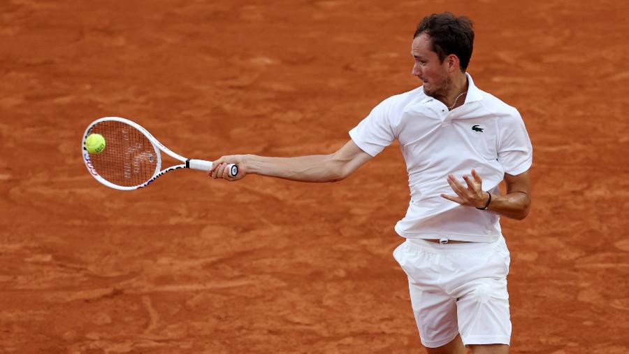 O russo Daniil Medvedev compete em Paris com um uniforme branco, sem referências a seu país