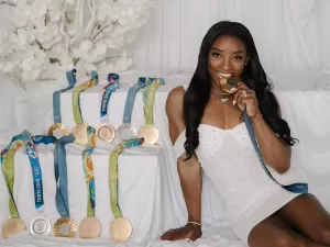 Simone Biles exibe as 11 medalhas olímpicas em sequência de fotos