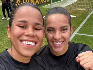 Com show de Vic Albuquerque, Corinthians coloca as duas mãos na taça