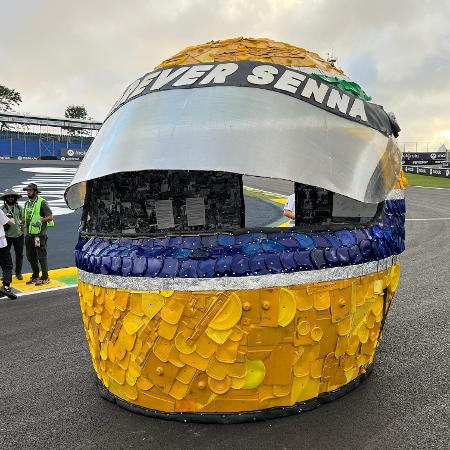 Capacete gigante "forever Senna" na pista do Autódromo de Interlagos