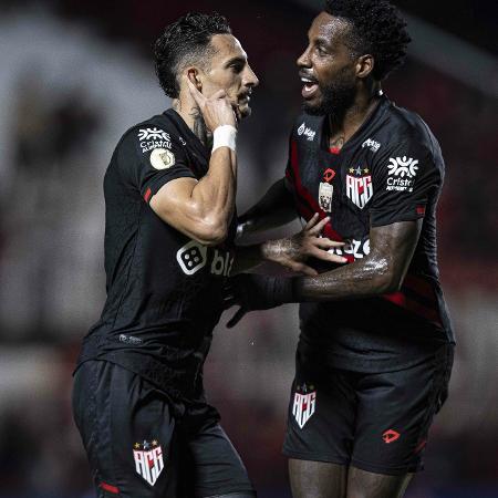 Derek comemora gol do Atlético-GO contra o Fortaleza pela 37ª rodada