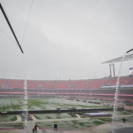 Gramado do Morumbis ficou cheio de poças durante temporal antes de São Paulo x Corinthians pelo Paulistão