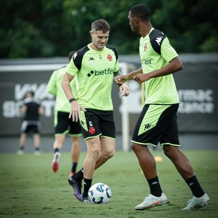 Vegetti, atacante do Vasco, em destaque durante treinamento.