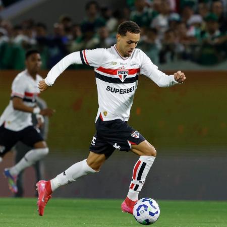 Alves conduz a bola durante clássico entre São Paulo e Palmeiras Alves conduz a bola durante clássico entre São Paulo e Palmeiras