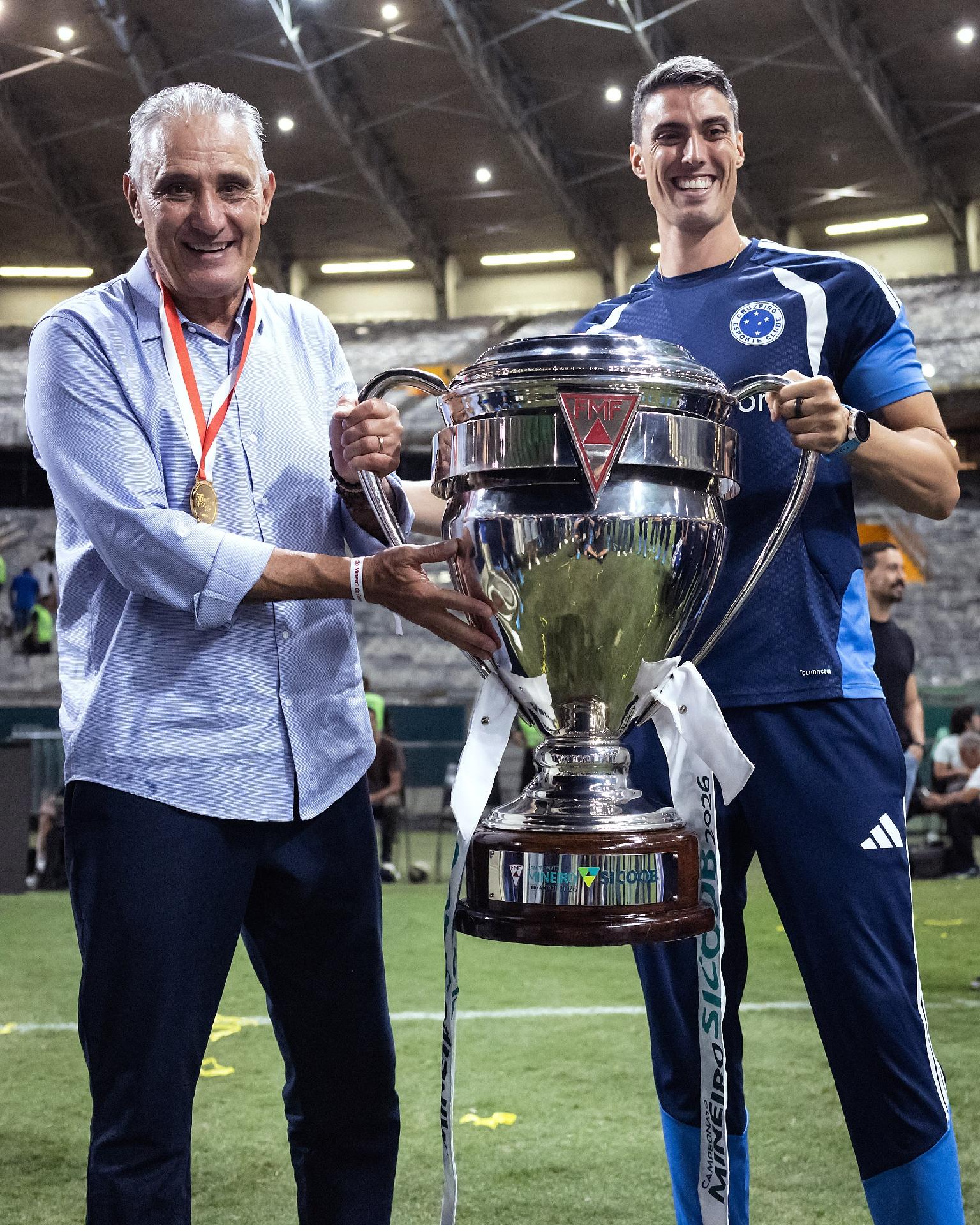 Tite e Matheus Bacchi, auxiliar e filho do treinador, comemoram a conquista do Campeonato Mineiro - undefined