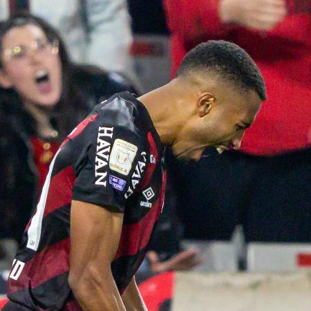Leozinho comemora gol marcado pelo Athletico contra o Internacional pelo Brasileirão
