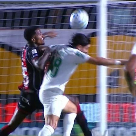Mauricio, do Palmeiras, atingiu Cacá, do Vitória, durante jogo do Brasileirão