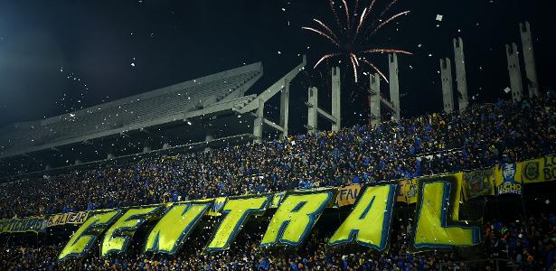 Rosario Central acusa torcida do Corinthians de racismo e rebate Hugo Souza