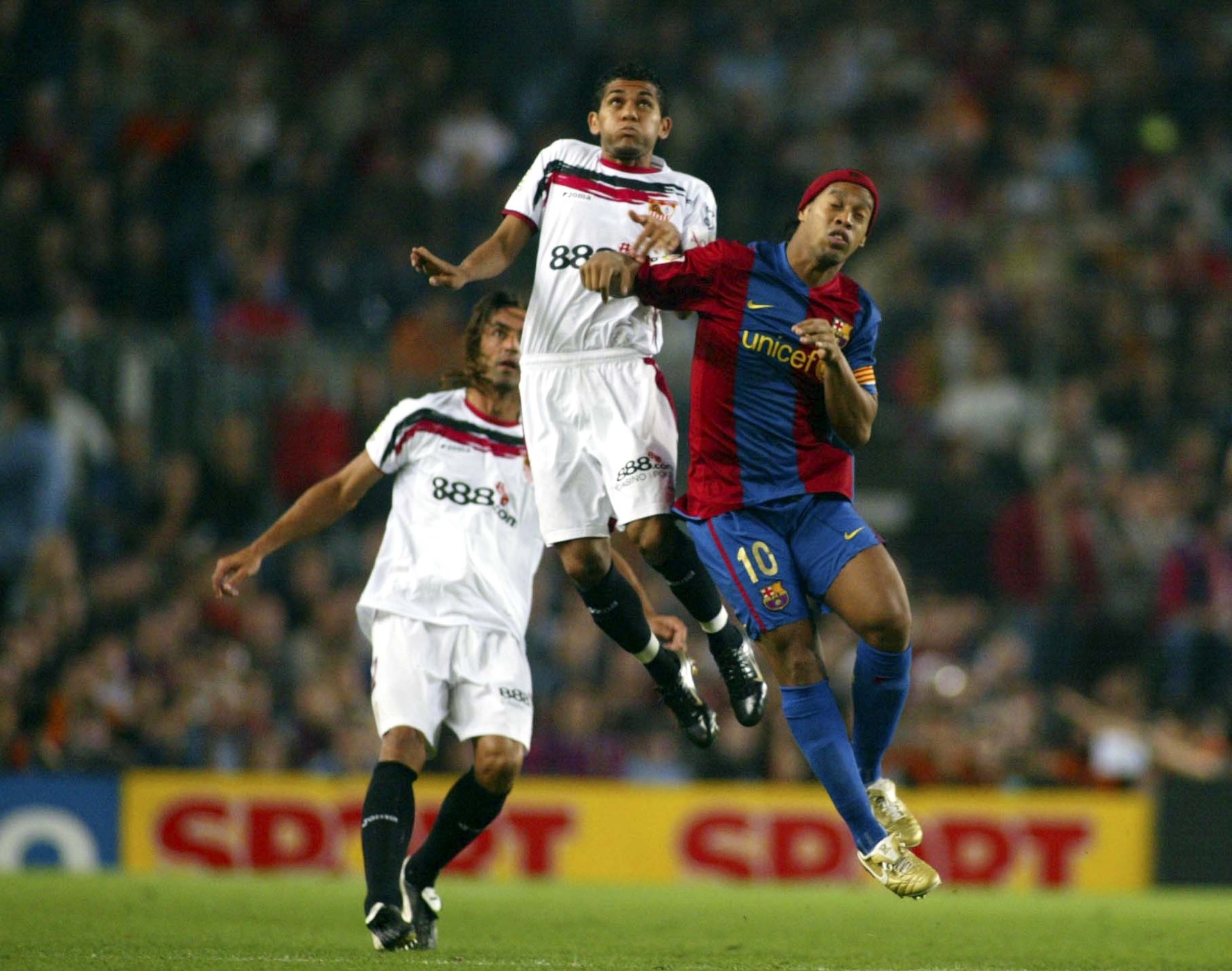 Daniel Alves também enfrentou Ronaldinho Gaúcho durante a sua passagem pelo Sevilla - Bagu Blanco/Getty Images