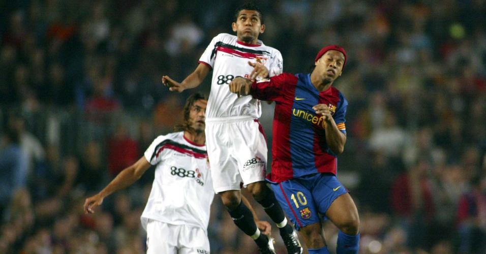 Daniel Alves também enfrentou Ronaldinho Gaúcho durante a sua passagem pelo Sevilla