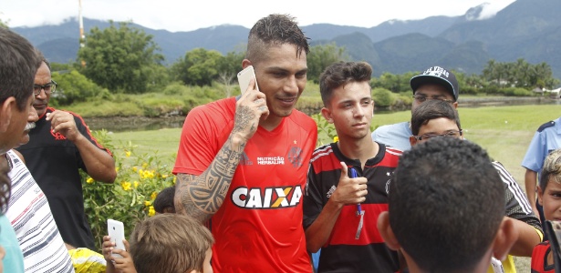 De bom humor, Paolo Guerrero é cercado por jovens torcedores em Mangaratiba - Gilvan de Souza/ Flamengo