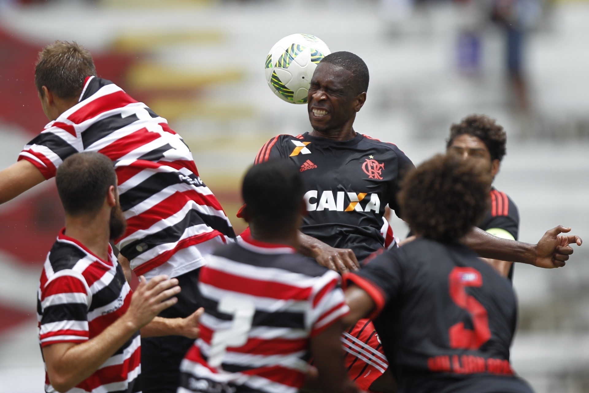 Zagueiro Juan sobe para tentar cabeçada em disputa na área do Santa Cruz - Gilvan de Souza / Flamengo