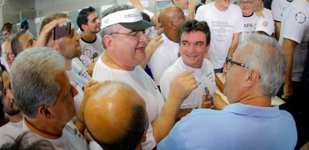 Andrés, entre Gobbi (esquerda) e Roberto (direita) nas eleições de 2015  - Daniel Augusto Jr/Agência Corinthians