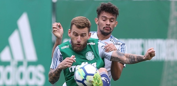 Gustavo Scarpa marca Lucas Lima durante treino do Palmeiras - Cesar Greco/Ag. Palmeiras/Divulgação