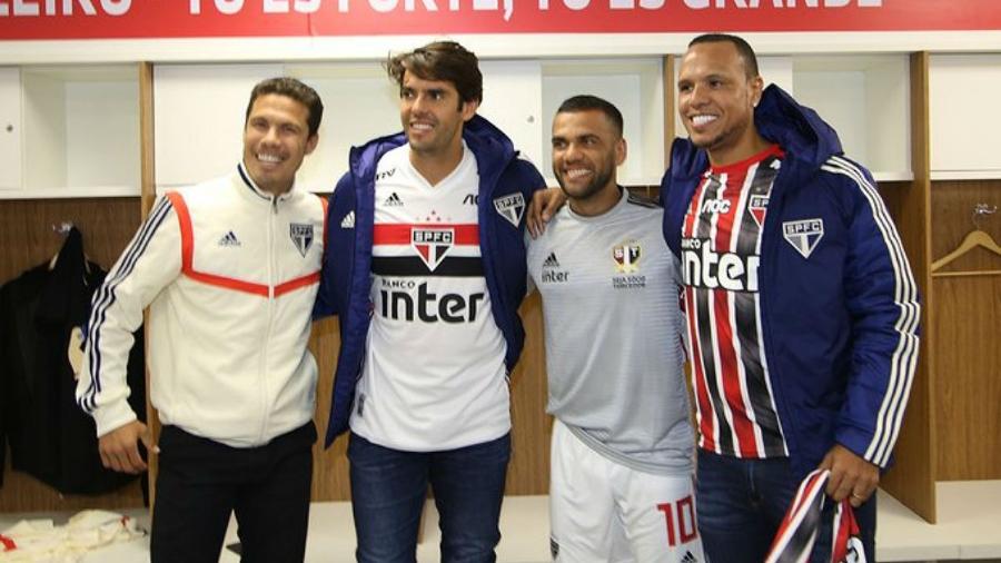 Hernanes, KakÃ¡, Daniel Alves e LuÃ­s Fabiano, em apresentaÃ§Ã£o de Daniel Alves no SÃ£o Paulo - @SaoPauloFC/Twitter