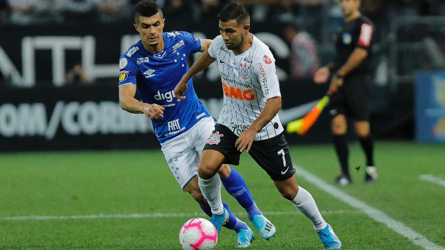 Sornoza, do Corinthians, e Egídio, do Cruzeiro, disputam bola em jogo do Brasileirão - Daniel Vorley/AGIF