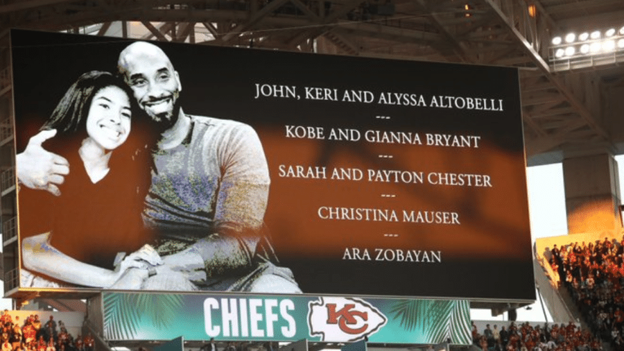 Kobe Bryant e a filha Gianna, em homenagem no Super Bowl - Reprodução/Twitter