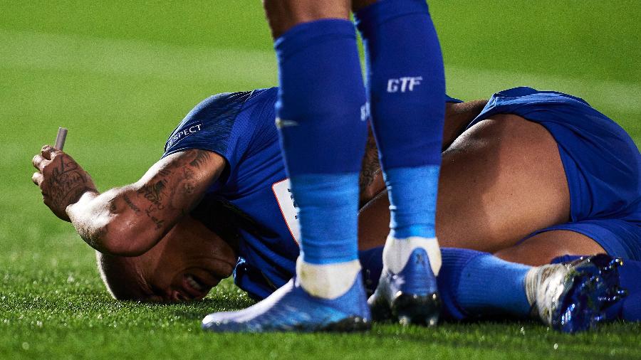 Deyverson exibe isqueiro atirado no gramado durante a partida entre Getafe e Ajax - Quality Sport Images/Getty Images