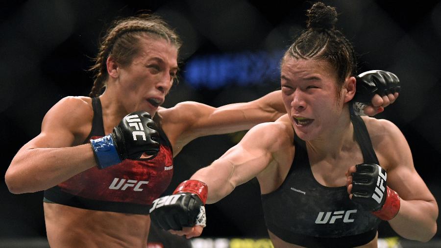 Joanna Jedrzejczyk (esq) e Weili Zhang (dir) durante luta no UFC 248 - Harry How/Getty Images/AFP