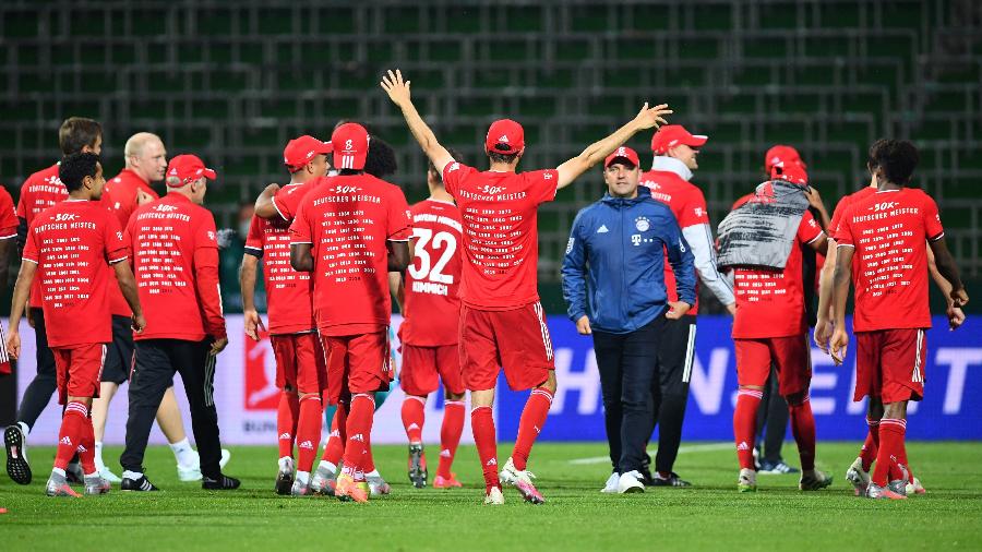 Jogadores do Bayern de Munique e técnico Hans Flick comemoram título do Campeonato Alemão conquistado ontem (16) - Stuart Franklin/Getty Images