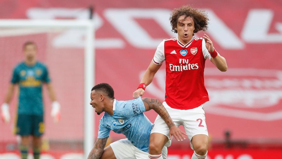 David Luiz leva a melhor sobre Gabriel Jesus na partida Arsenal x Manchester City pela Copa da Inglaterra - Matthew Childs/Pool/AFP