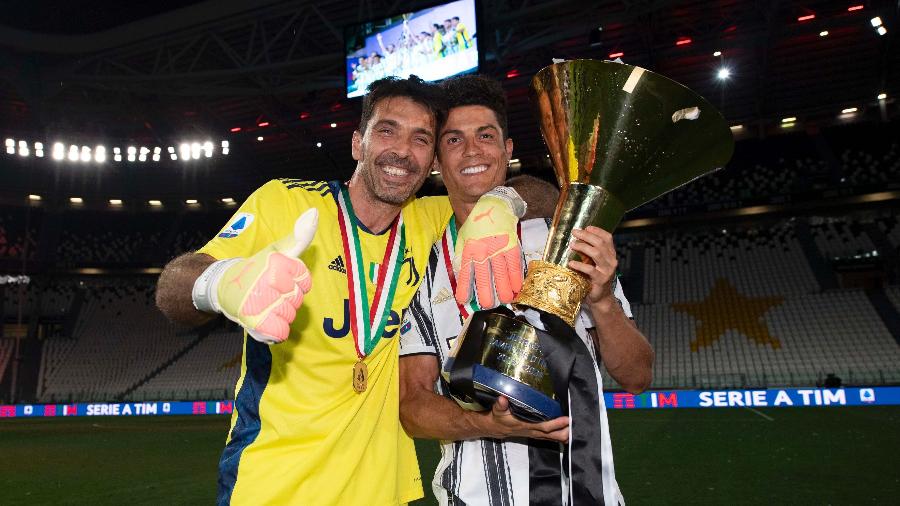 Buffon e Cristiano Ronaldo celebram a conquista do Italiano 2019/20 pela Juventus - Daniele Badolato - Juventus FC/Juventus FC via Getty Images