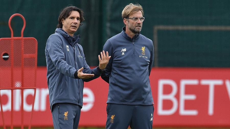 Zeljko Buvac gesticula enquanto fala com Jurgen Klopp durante um treino do Liverpool, em 2017 - Andrew Powell/Liverpool FC via Getty Images
