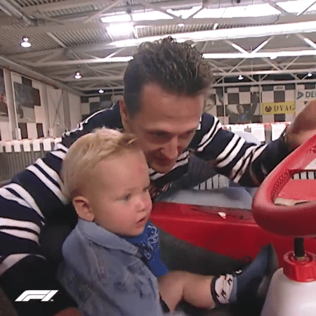 Mick Schumacher ao lado do pai, Michael, em 2000 - Reprodução/Twitter @F1