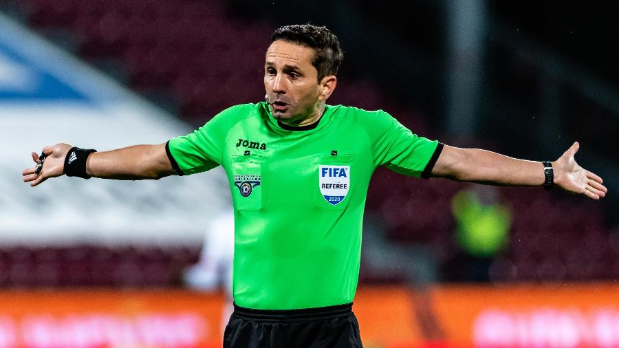 Sebasian Coltescu, árbitro da Romênia que foi acusado de racismo em jogo do PSG contra o Istanbul - Flaviu Buboi/NurPhoto via Getty Images