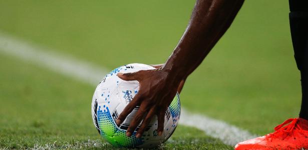 O futuro já começou: Novo torcedor perde interesse por futebol, troca 90 minutos de jogo por memes e quer ser ouvido