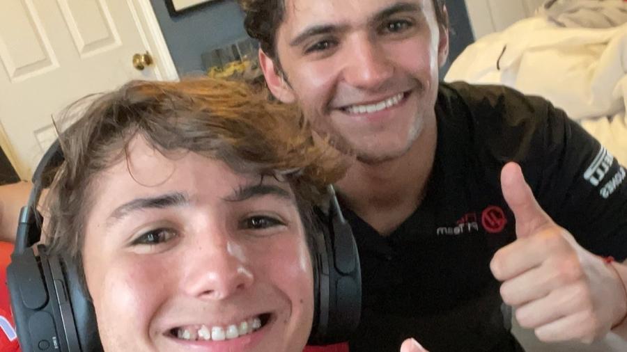 Enzo (abaixo) e Pietro Fittipaldi comemoram resultado do GP virtual da F1 - Reprodução/Twitter