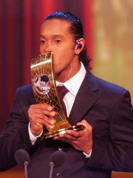 Ronaldinho recebe o prêmio de melhor jogador do mundo em 2005 - Adam Davy - EMPICS/PA Images via Getty Images