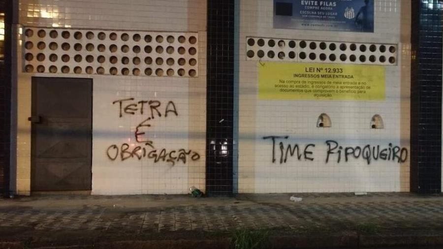 Muros do estádio foram vandalizados com cobranças - como a obrigação do tetracampeonato da Libertadores, por exemplo - Bruno Rios/A Tribuna