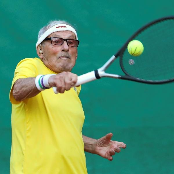 Ucraniano Leonid Stanislavskyi, de 97 anos, é o tenista mais velho do mundo