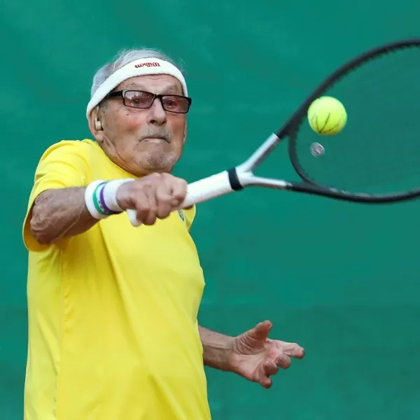 Aos 97 anos, o jogador de tênis mais velho do mundo quer enfrentar