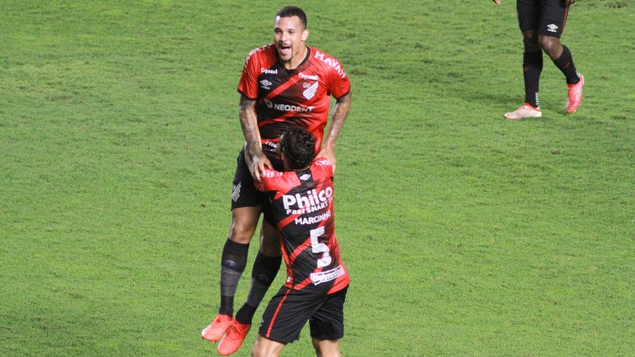 Zé Ivaldo comemora gol marcado pelo Athletico contra o Santos, na Vila Belmiro - Fernanda Luz/AGIF