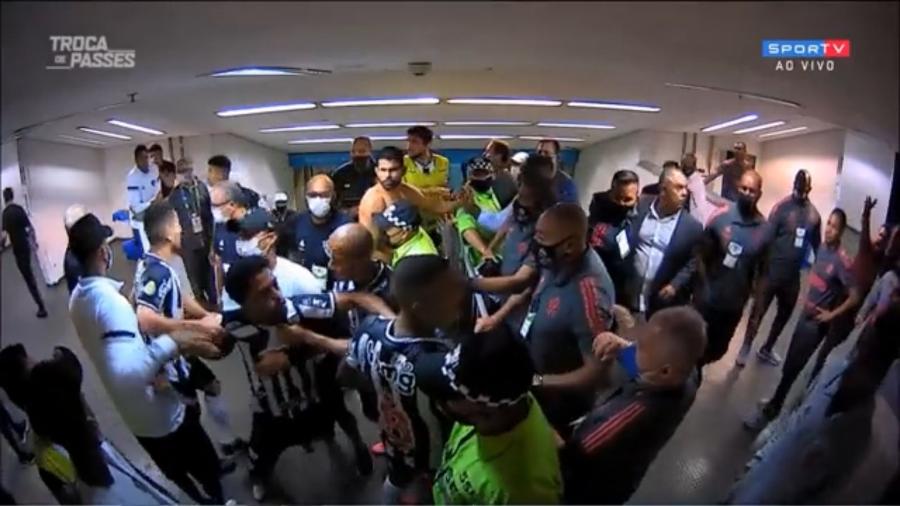 Jogadores do Atlético-MG discutem com funcionários do Flamengo na entrada dos vestiários após o jogo - Reprodução / Sportv