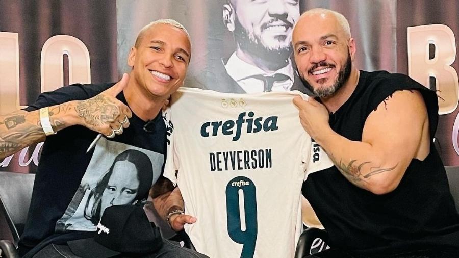 Deyverson presenteia cantor Belo com uma camisa do Palmeiras - Reprodução/Instagram
