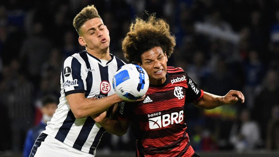 Willian Arão disputa lance na partida entre Talleres-ARG e Flamengo - Fotobairesarg/AGIF