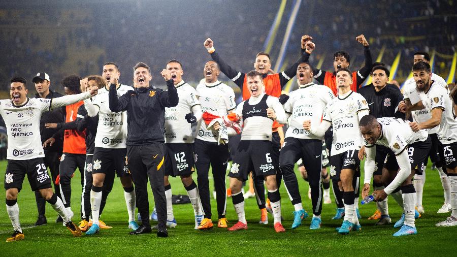 Jogadores do Corinthians comemoram a épica classificação na Bombonera - Stringer/Anadolu Agency via Getty Images