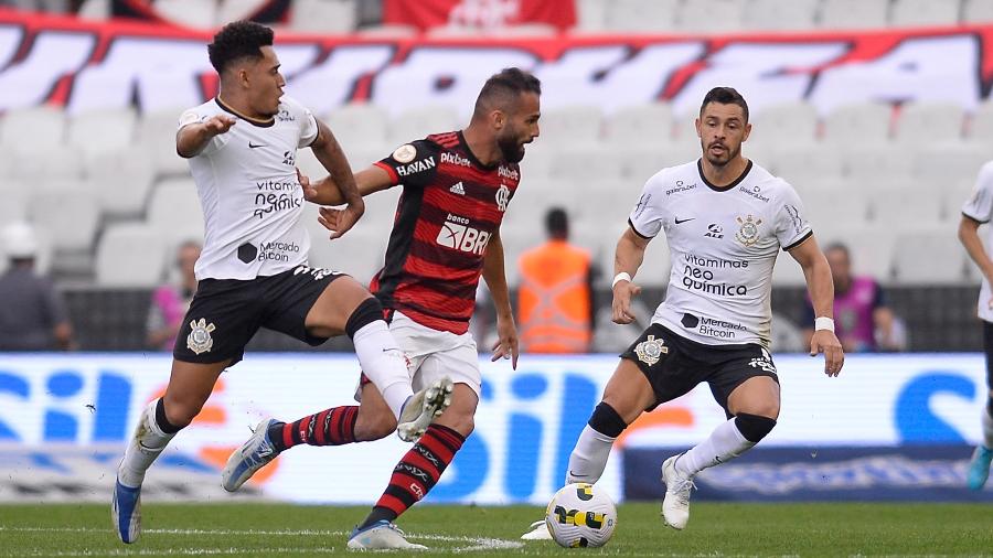 Fabrício Bruno, do Flamengo, disputa lance durante partida contra o Corinthians no Brasileirão - Marcelo Cortes / Flamengo
