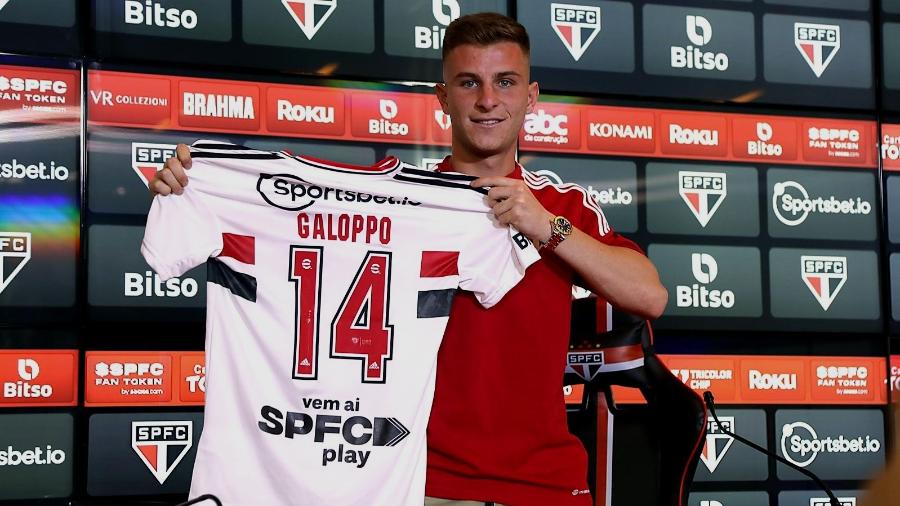 Giuliano Galoppo, novo reforço do São Paulo, mostra a camisa 14 que vestirá pelo clube - São Paulo FC