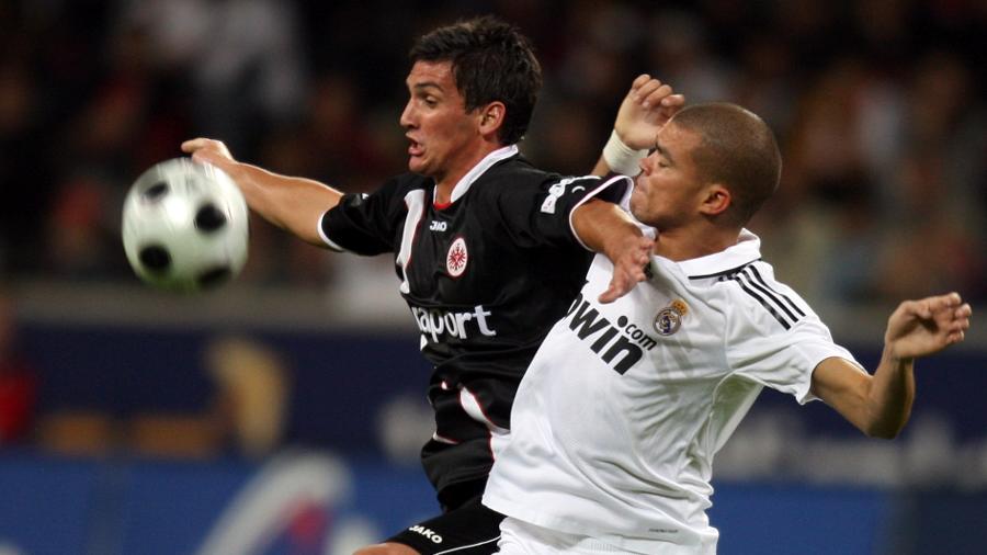  Markus Steinhoefer, do Frankfurt,  disputa a bola com Pepe, do Real Madrid, em amistoso disputado em 2008 - Patrik Stollarz/Bongarts/Getty Images