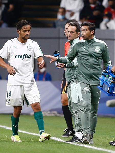 Gustavo Scarpa recebe instruções de Abel Ferreira durante jogo do Palmeiras - Mohammad Karamali/DeFodi Images via Getty Images