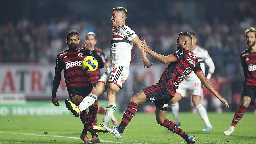 Giuiano Galoppo, meia do São Paulo, tenta dominar a bola em jogo contra o Flamengo - Paulo Pinto / saopaulofc.net
