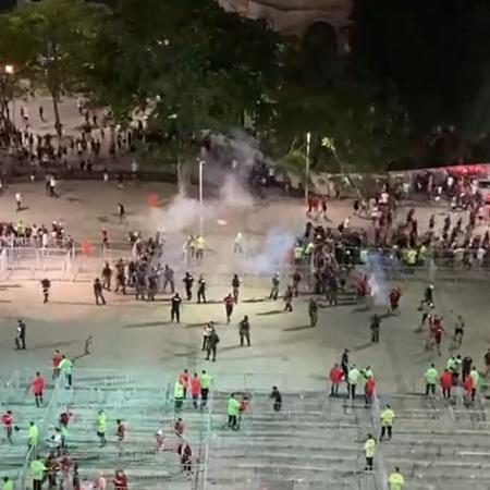 PM usa bombas e gás em confusão com torcedores na entrada do Maracanã - UOL