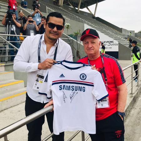 Fã do Chelsea, jornalista equatoriano Roger Garcia posa para foto com Felipão após ganhar autógrafo - Reprodução / Twitter